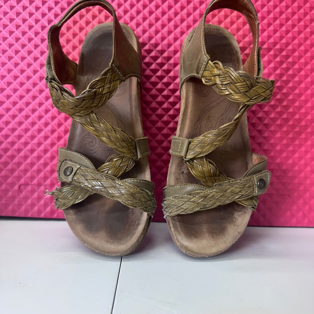 Taos Trulie Olive Green Leather Woven Strappy Wedge Sandals Spain 39 US 8-8.5